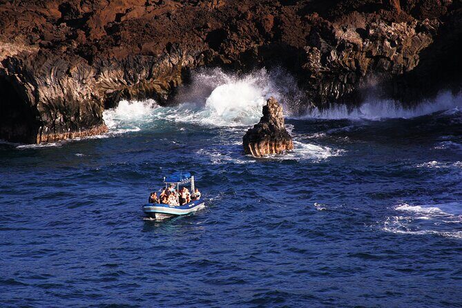 All-Inclusive 5.5 hr La Perouse Bay & Molokini Sea Cave Boat Tour - Breakfast, fruit juice, and lunch that keeps you fueled in choppy water
