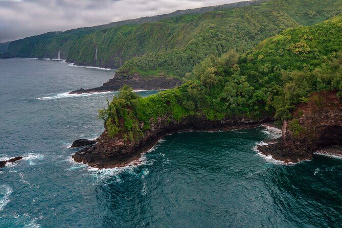 Maui & Molokai Spectacular with Exclusive Landing Helicopter Tour - Crossing to Molokai: why this channel hop is the whole point