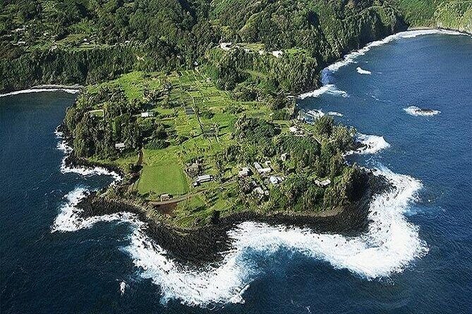 Road to Hana Deluxe Rainforest & Waterfall Experience from Maui - First stop: Hookipa Beach Park surf views and photo chances