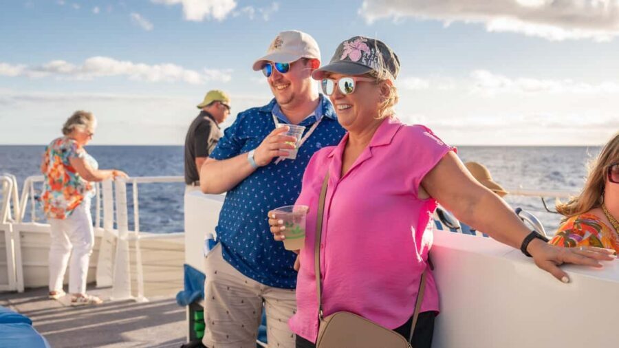 South Maui: Sunset Prime Rib or Mahi Mahi Dinner Cruise - Drinks and live music: how they set the mood